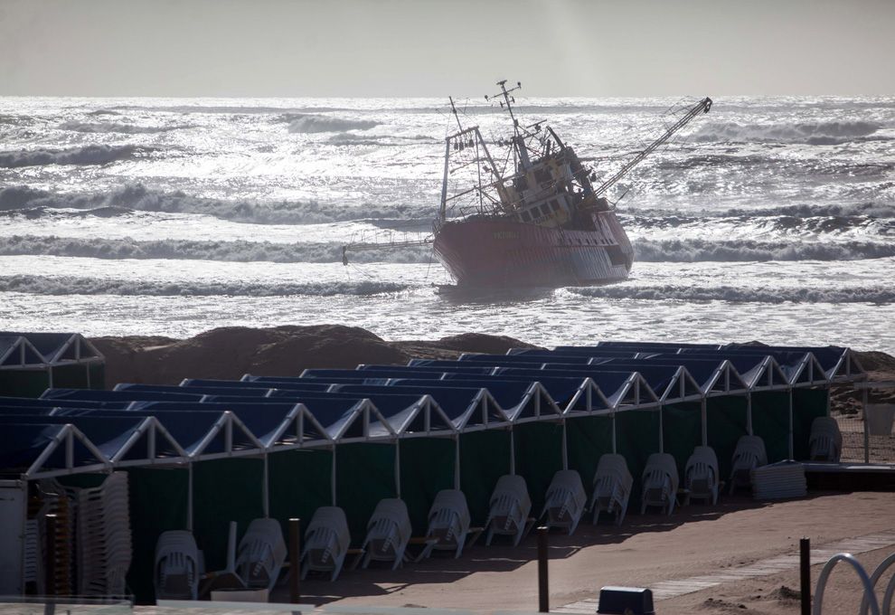 Barco encallado en Mar del Plata