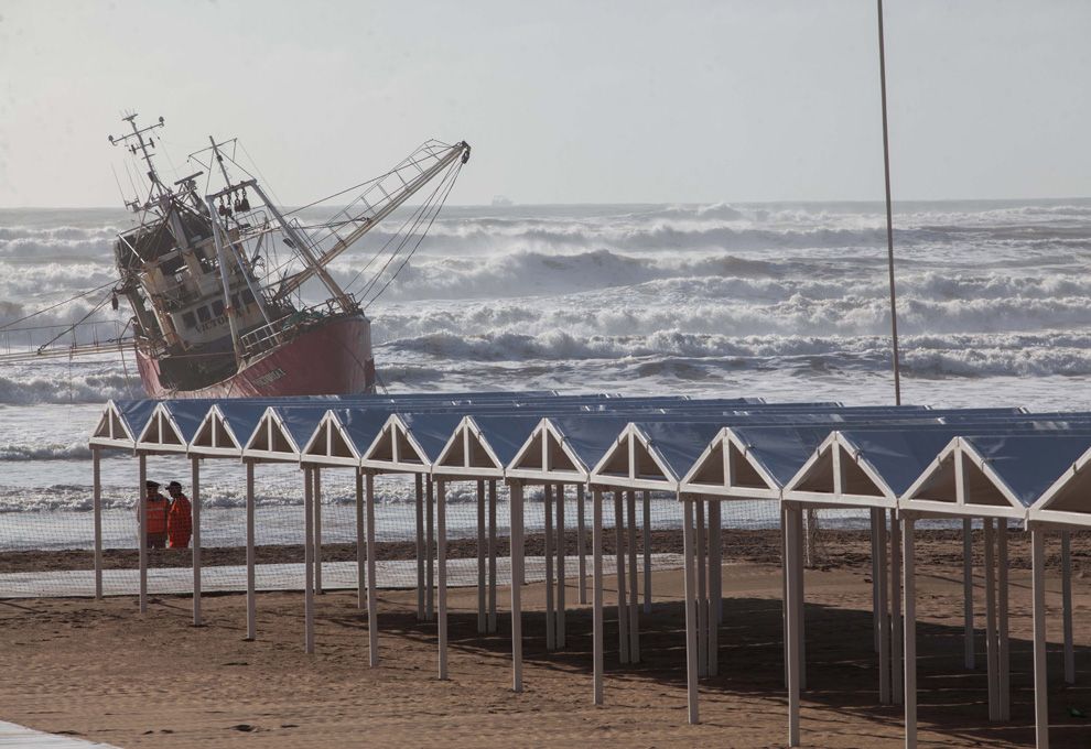 Barco encallado en Mar del Plata