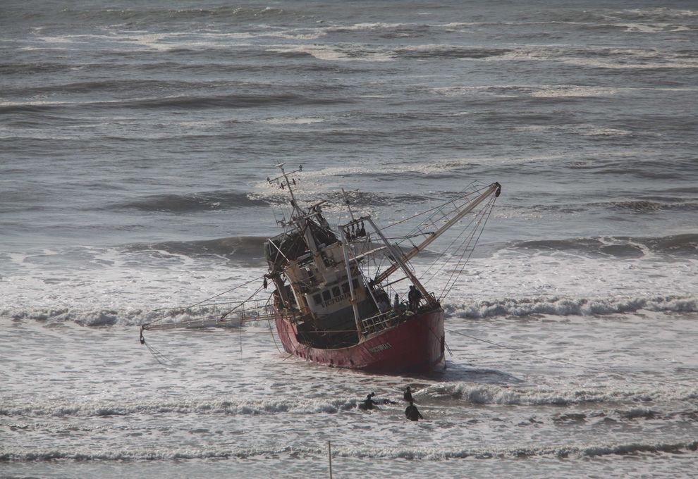 Barco encallado en Mar del Plata