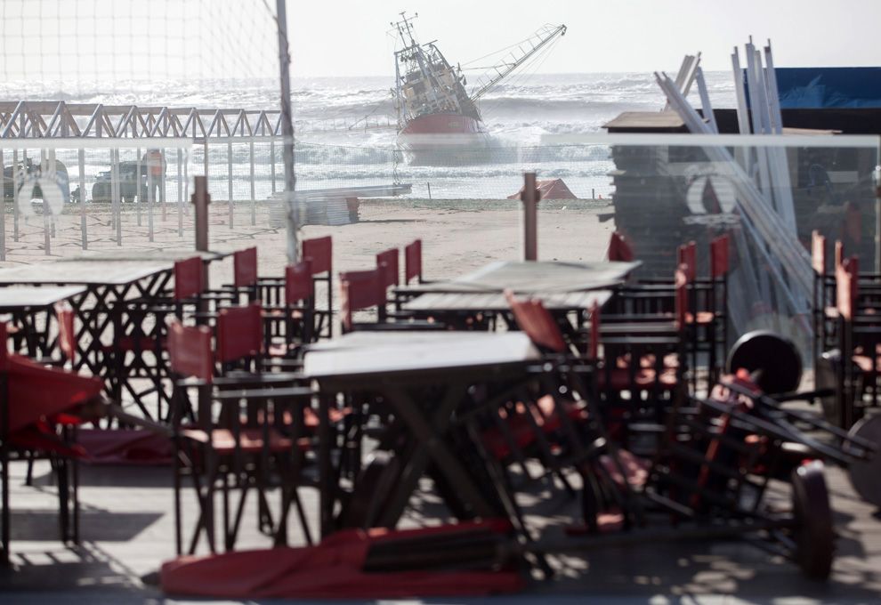 Barco encallado en Mar del Plata