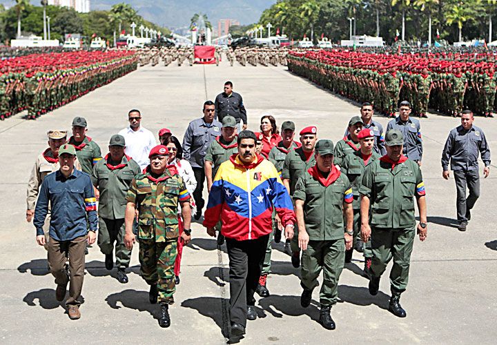 Firmes. A diferencia de Chávez, Maduro no abrazó la carrera de las armas. Pero el presidente suele mostrarse rodeado de figuras pesadas del sector castrense en sus apariciones públicas.