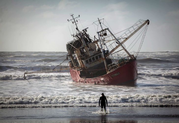 El incidente ocurrió cuando se cayeron las redes, que se enredaron en la hélice y timón, y dejaron el barco sin propulsión, sin fuerza ni dirección. 