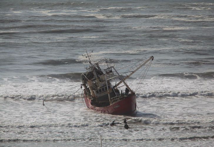 El incidente ocurrió cuando se cayeron las redes, que se enredaron en la hélice y timón, y dejaron el barco sin propulsión, sin fuerza ni dirección. 