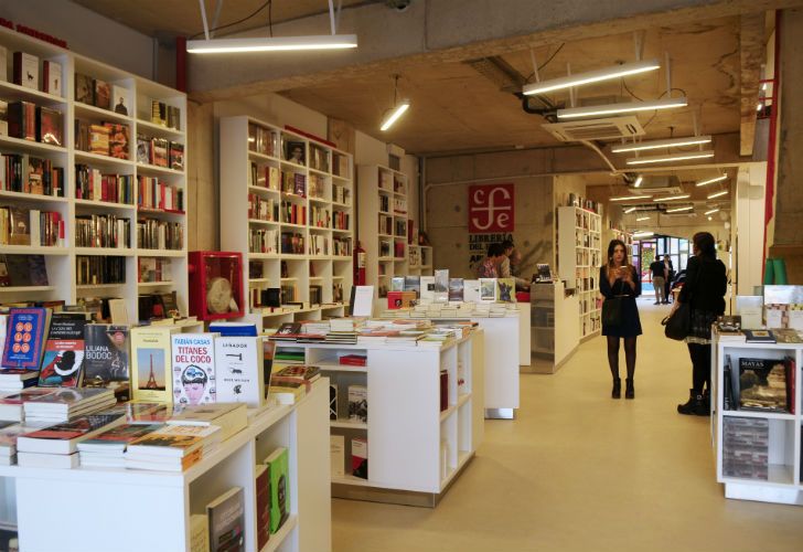 La inauguración de la Librería Arnaldo Orfila Reynal contó con la asistencia de funcionarios e intelectuales.