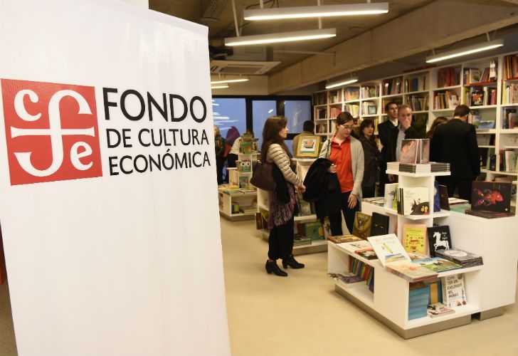 La inauguración de la Librería Arnaldo Orfila Reynal contó con la asistencia de funcionarios e intelectuales.