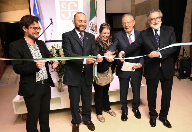 La inauguración de la Librería Arnaldo Orfila Reynal contó con la asistencia de funcionarios e intelectuales.