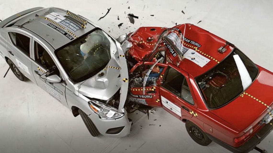 VIDEO Prueba de seguridad chocan dos Nissan de frente Parabrisas