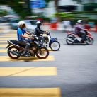 3-motociclistas-con-casco