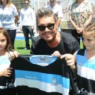 marcelo-las-nenas-con-las-camiseta-de-jockey