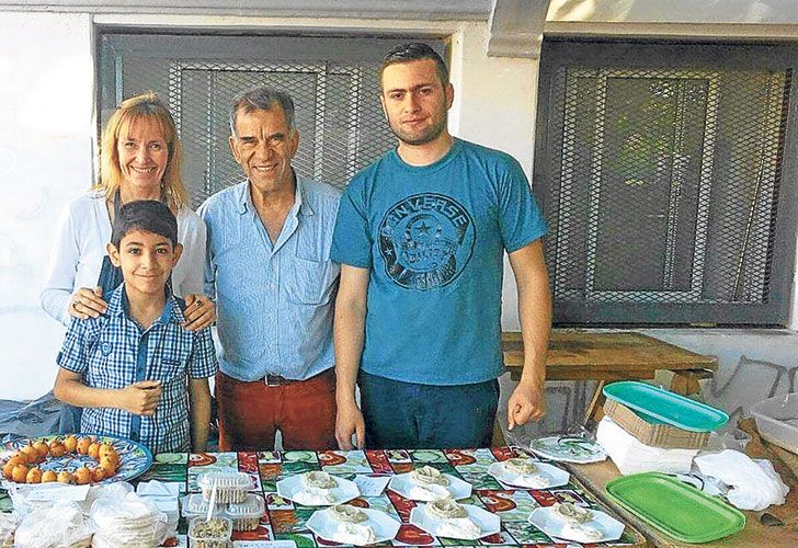 Instalados. Majd y Madle llegaron a la casa de Winograd. Venden comida típica.