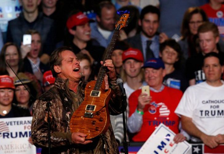 Ted Nugent tocó en el acto de cierre de campaña de Donald Trump.