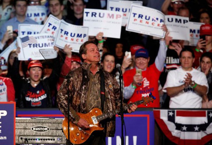 Ted Nugent tocó en el acto de cierre de campaña de Donald Trump.