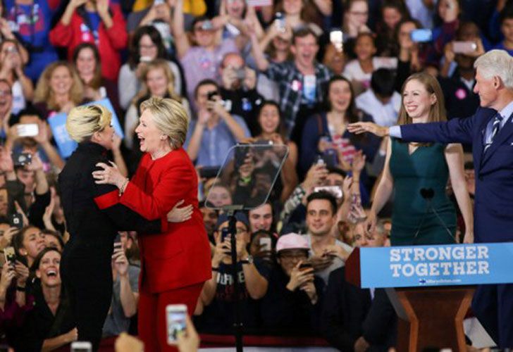 Hillary Clinton junto a Lady Gaga.