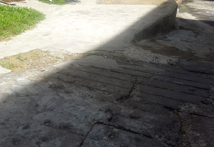 Hay baches en el camino que dificultan la circulación de las camillas.