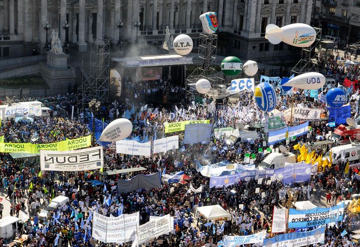 Organizaciones y CGT marchan por la ley de Emergencia Social