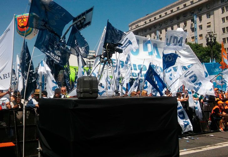 Organizaciones y CGT marchan por la ley de Emergencia Social