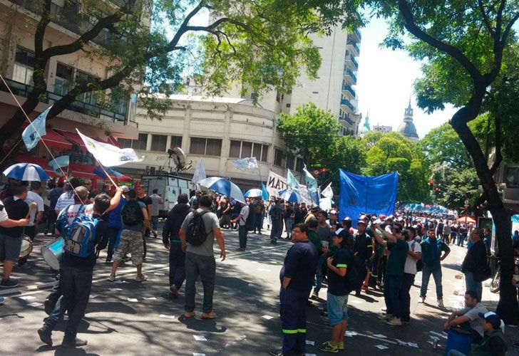 Organizaciones y CGT marchan por la ley de Emergencia Social