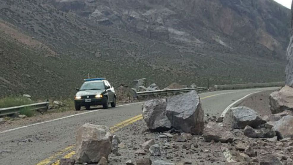 Se interrumpió el tránsito por desprendimientos en el paso fronterizo por Chile.