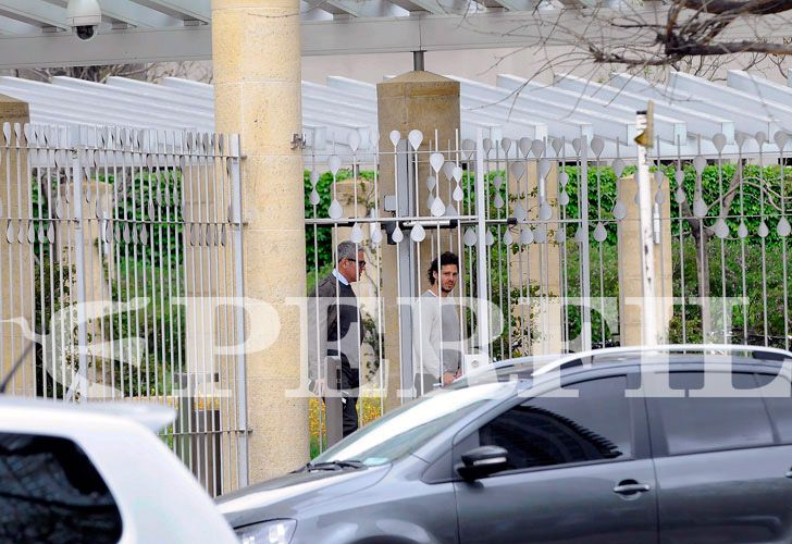 Rosendi y Gaudio saliendo del edificio de YPF