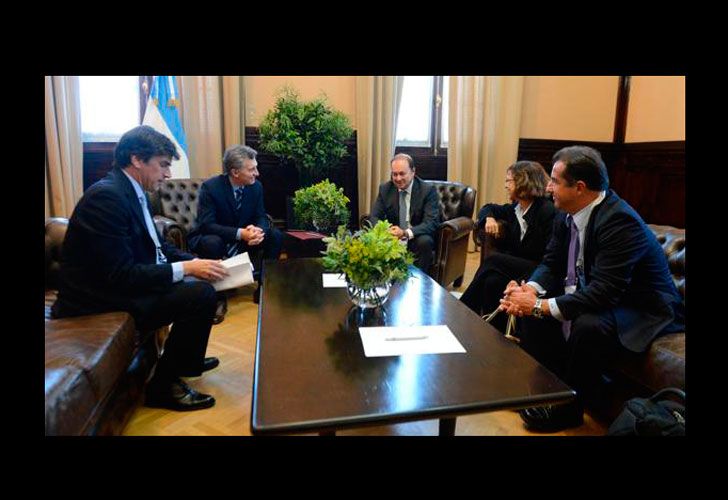 La reunión con Dimitris Tsitsiragos, vicepresidente de la Corporación Financiera Internacional (IFC). El jefe de Estado estuvo acompañado por el asesor presidencial Horacio Reyser