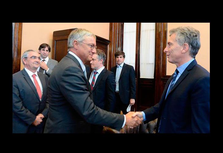 Macri saludando al CEO de Airbus, Christian Scherer.