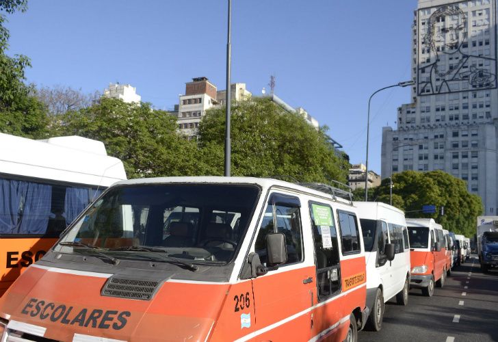 Las combis cortaron varios carriles de la 9 de Julio.