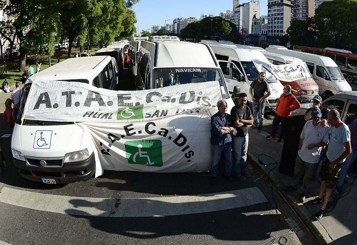 Las combis cortaron varios carriles de la 9 de Julio.