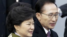 La presidenta Park Geun-hye (izq.) enfrenta múltiples denuncias ante la Justicia coreana.