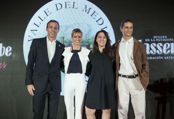 De izq. a der.: Gildo Piccardo, director comercial de Masseube; Mariana Fabbiani; Narda Lepes y Nicolás Núñez, gerente general de Dulces Masseube y Valle Del Medio.