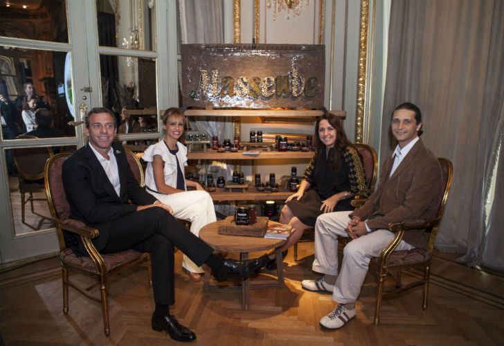 De izq. a der.: Gildo Piccardo, director comercial de Valle del Medio; Mariana Fabbiani; Narda Lepes, y Nicolás Núñez, gerente general de Dulces Masseube y Valle Del Medio.