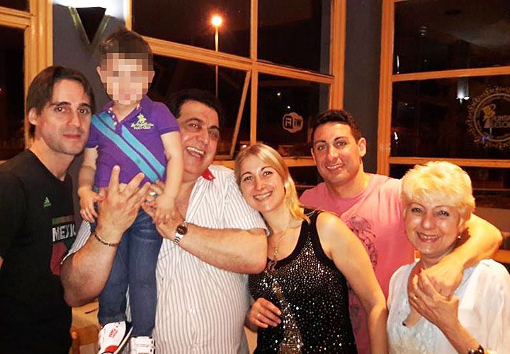 Familia. “Taty” (der.) abrazada a su hijo Omar (h). Al lado de él están su otra hija, Valeria, su ex marido con el nieto y su yerno.