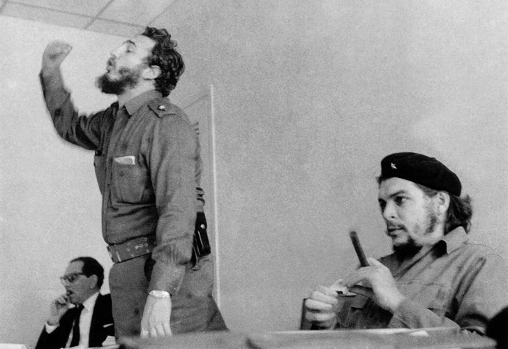 Fidel Castro en la década de los 60 durante un discurso junto a Ernesto Che Guevara en La Habana.