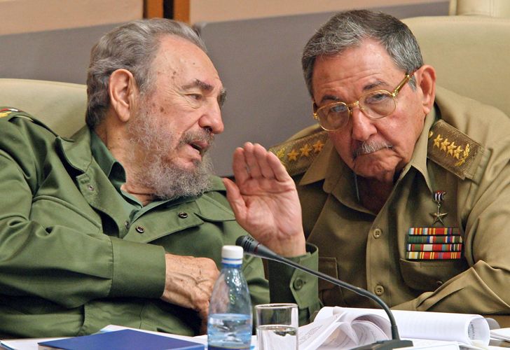 Fidel Castro y su hermano Raúl el 23 de diciembre de 2003.