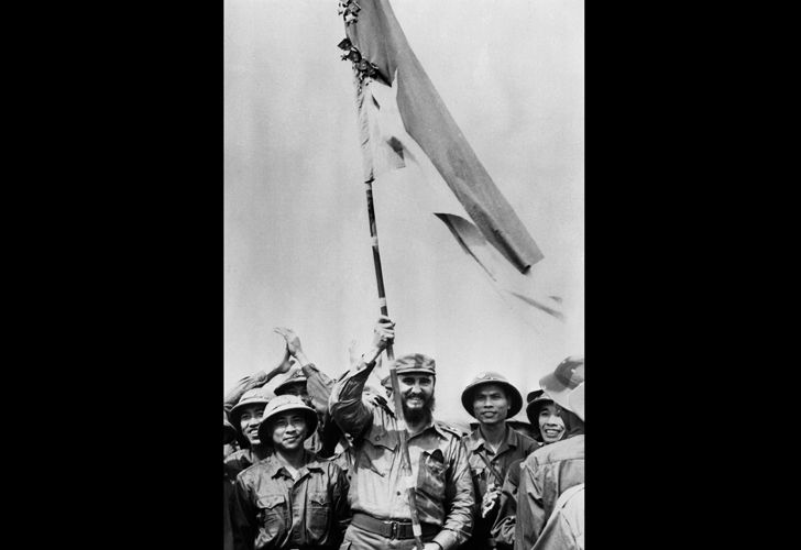 En septiembre de 1973 Fidel Castro sosteniendo una bandera en el Sur de Vuetnam durante la guerra del Vietnam.