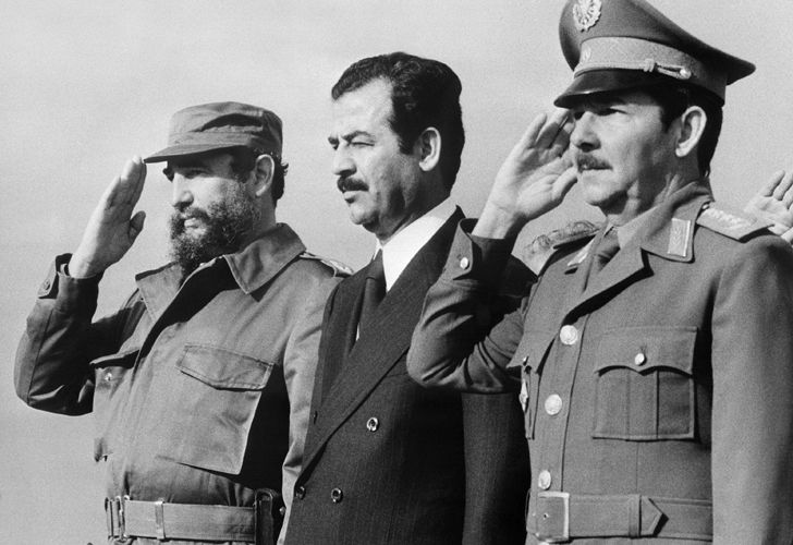 El vicepresidente Saddam Hussein (en el centro) durante su visita a Cuba junto a Fidel Castro (izquierda) y Raúl Castro (derecha) el 30 de enero de  1979 en La Habana.