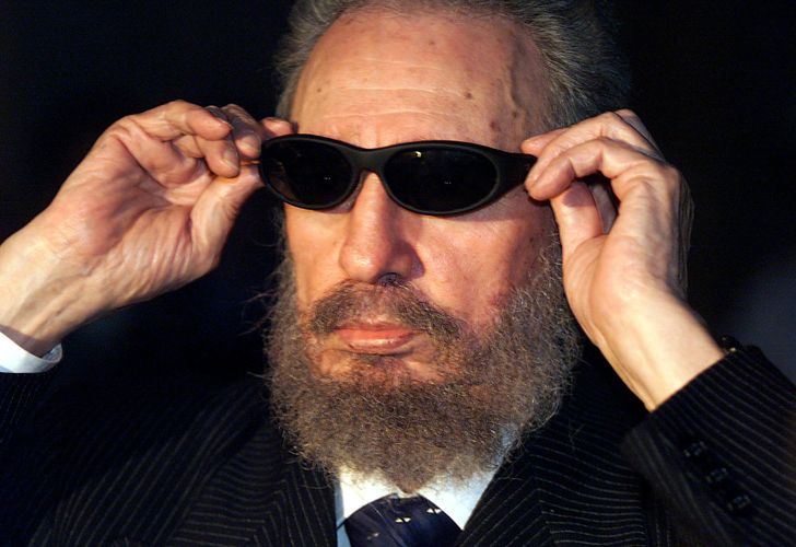 Fidel Castro probando unos lentes de sol mientras dialogaba con los medios el 16 de noviembre de 1999 en La Habana.