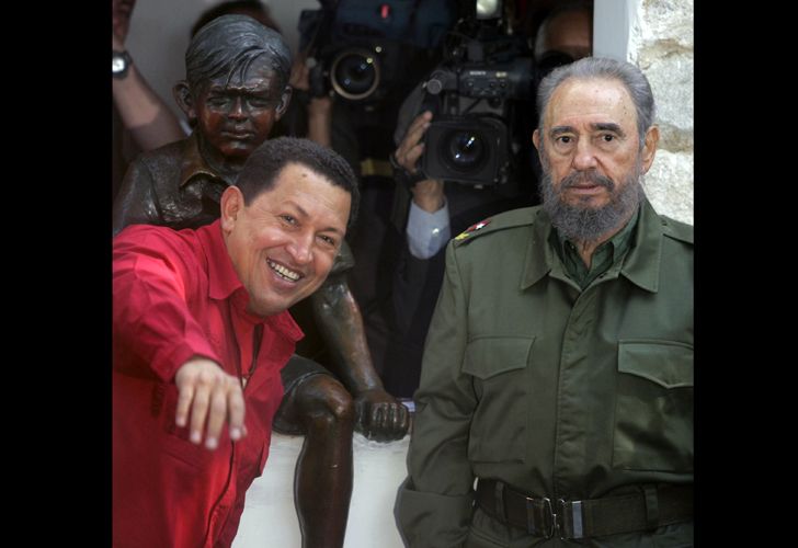 Fidel Castro junto a Hugo Chávez en julio de 2006, durante el desarrollo de la Cumbre de los Pueblos.