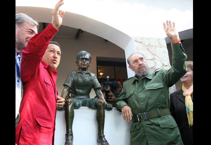 Fidel Castro junto a Hugo Chávez en julio de 2006, durante el desarrollo de la Cumbre de los Pueblos.