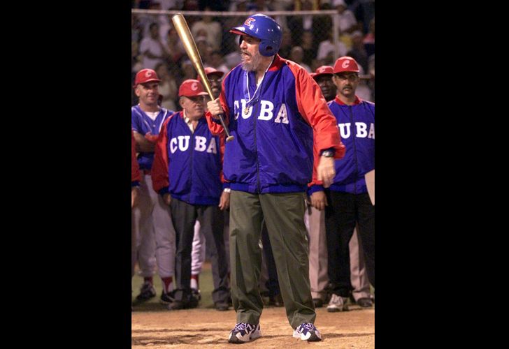 Fidel Castro con jugadores cubanos de béisbol en un partido en Barquisimeto, Venezuela. el 28 de octubre del 2000.