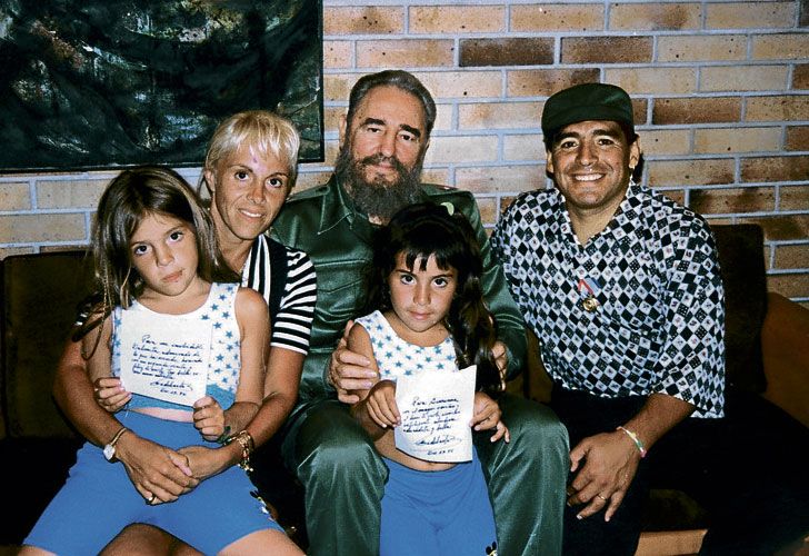 Fidel Castro junto a Diego Armando Marandona, Claudia y sus dos hijas, Dalma y Giannina. 