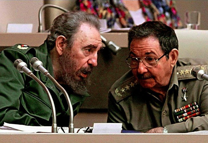 Los hermanos Fidel y Raúl Castro.