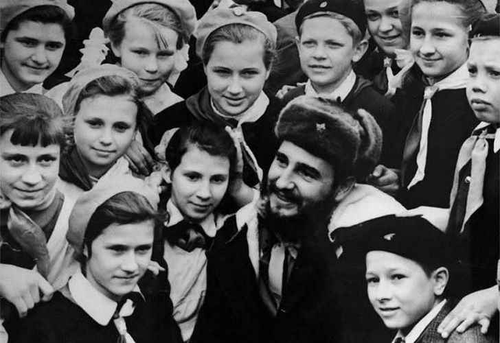 Fidel Castro junto a estudiantes en Murmansk.