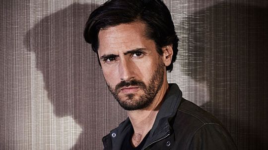 Al mundo. El argentino Juan Diego Botto y Michelle Dockery en la primera temporada de la serie Buen comportamiento.