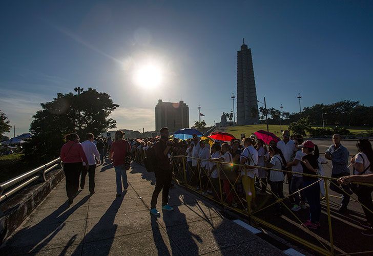 Largas filas de cubanos comenzaron a despedir a Fider Castro en la Plaza de la Revolución de La Habana.