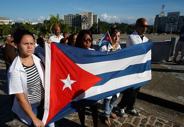 Largas filas de cubanos comenzaron a despedir a Fider Castro en la Plaza de la Revolución de La Habana.