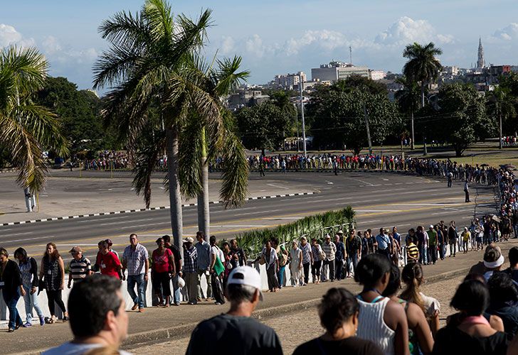 Largas filas de cubanos comenzaron a despedir a Fider Castro en la Plaza de la Revolución de La Habana.