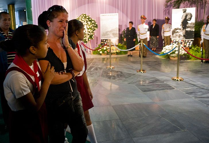 Largas filas de cubanos comenzaron a despedir a Fider Castro en la Plaza de la Revolución de La Habana.