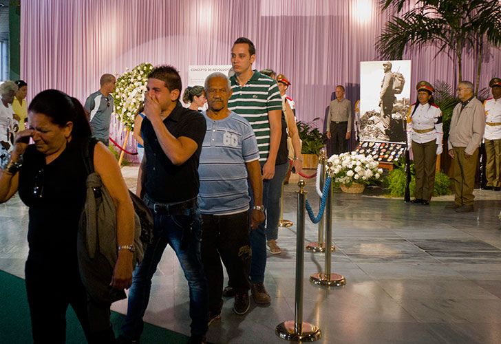 Largas filas de cubanos comenzaron a despedir a Fider Castro en la Plaza de la Revolución de La Habana.