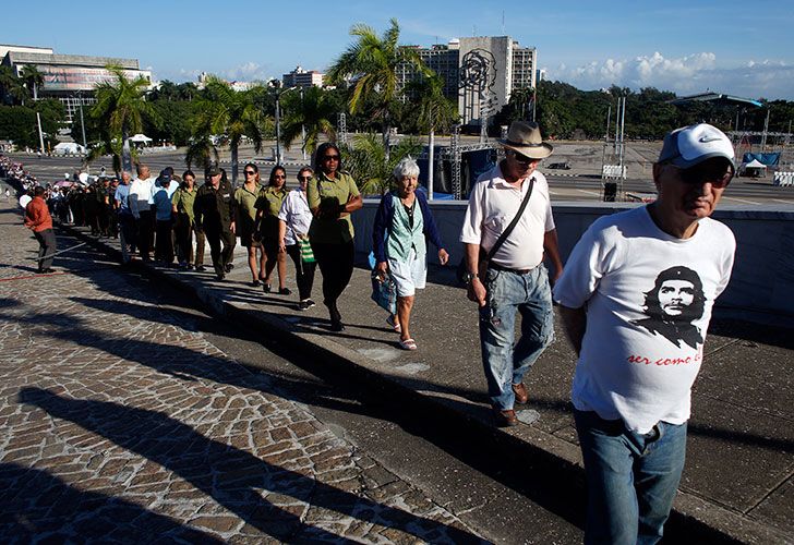 Largas filas de cubanos comenzaron a despedir a Fider Castro en la Plaza de la Revolución de La Habana.