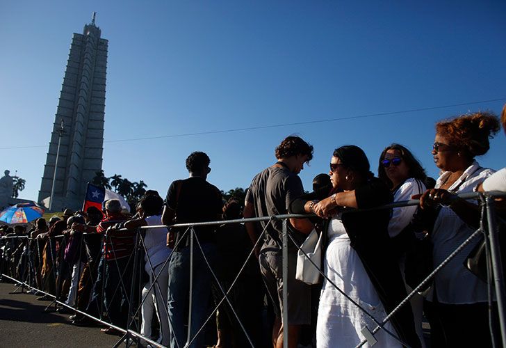 Largas filas de cubanos comenzaron a despedir a Fider Castro en la Plaza de la Revolución de La Habana.